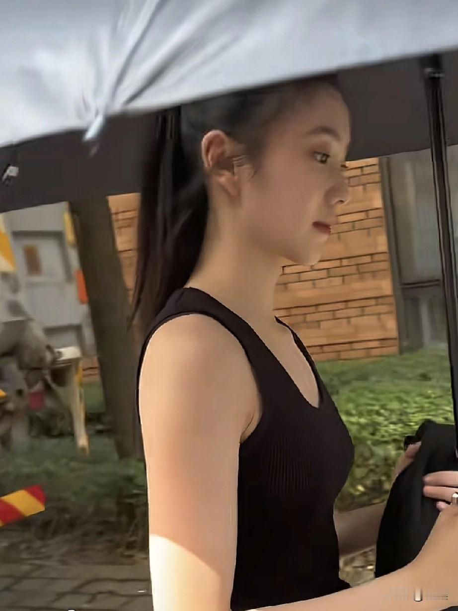 刘浩存黑色穿搭