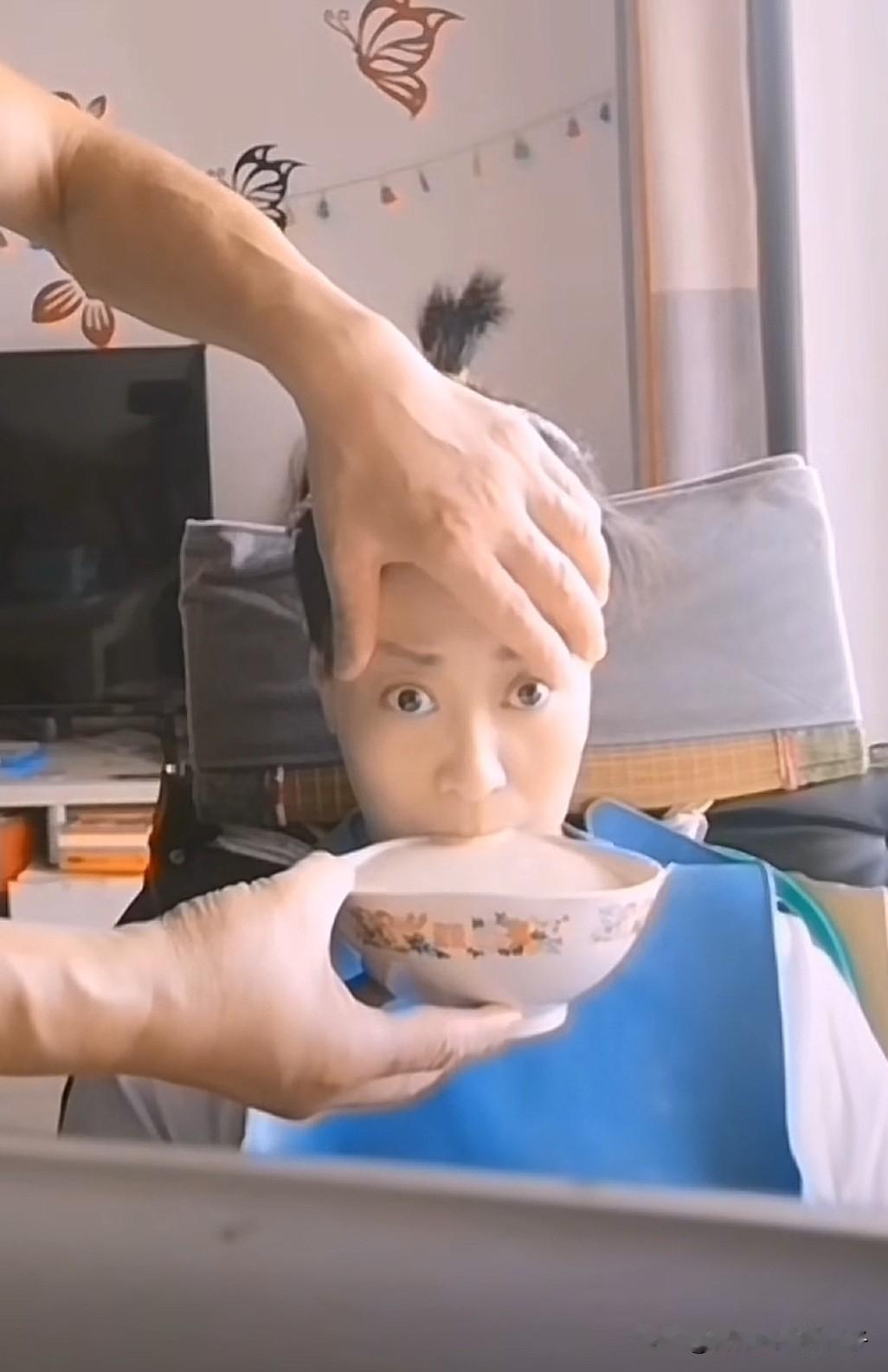 终于明白为什么李小中要从湖南跑去山东男护工的家里，主要是因为丈夫和儿女都不愿照顾