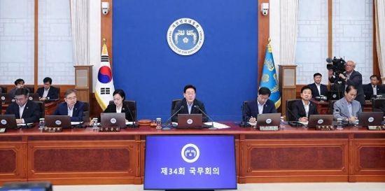 李在明为何敢于触碰两大禁区？天时地利人和，也有巨大风险
 
前几任韩国总统，大多