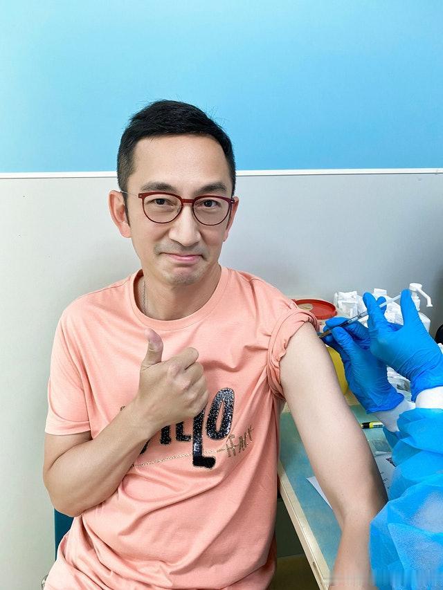 吴启华前女友转做占卜师后风山水起，周身名牌做埋LV VIP生活富贵！
现年46岁