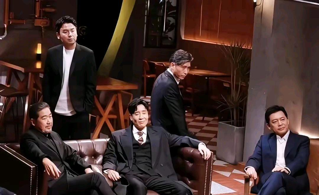 5星同框：雷佳音头发乌亮，茂密如林；李乃文发型酷炫，挑染抢眼；于和伟脸型偏长，气