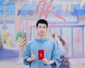 不少博主点评《耀眼》的滤镜叙事颇具巧思，柔和暖调画面自带年代氛围感，用光影区分现