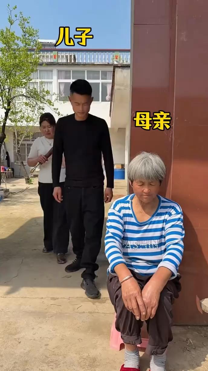 母亲，女儿。