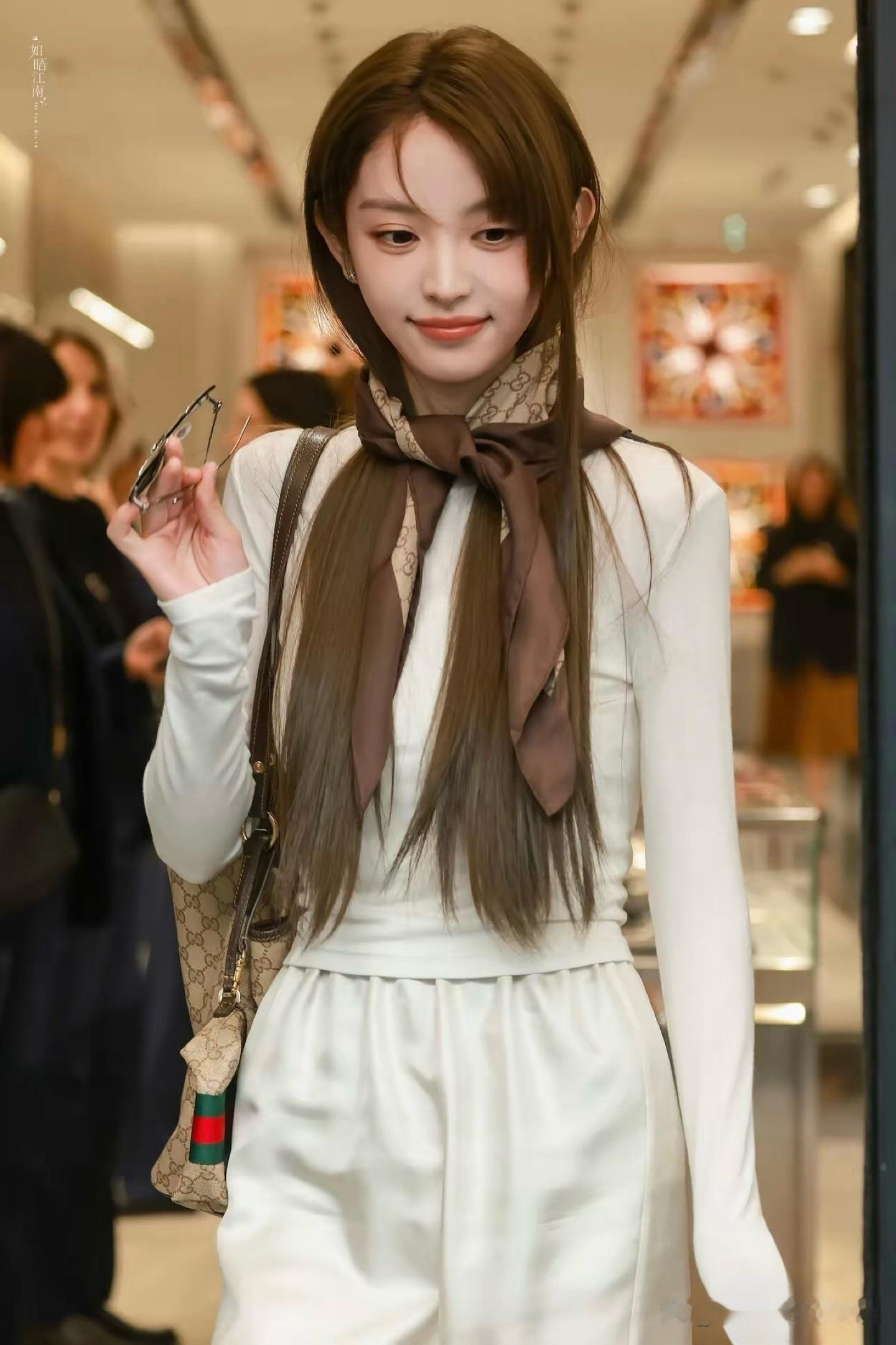 被嘲“离了齐刘海不行”之后，田曦薇这次米兰时装周真把额头亮出来了 ​ ​​​