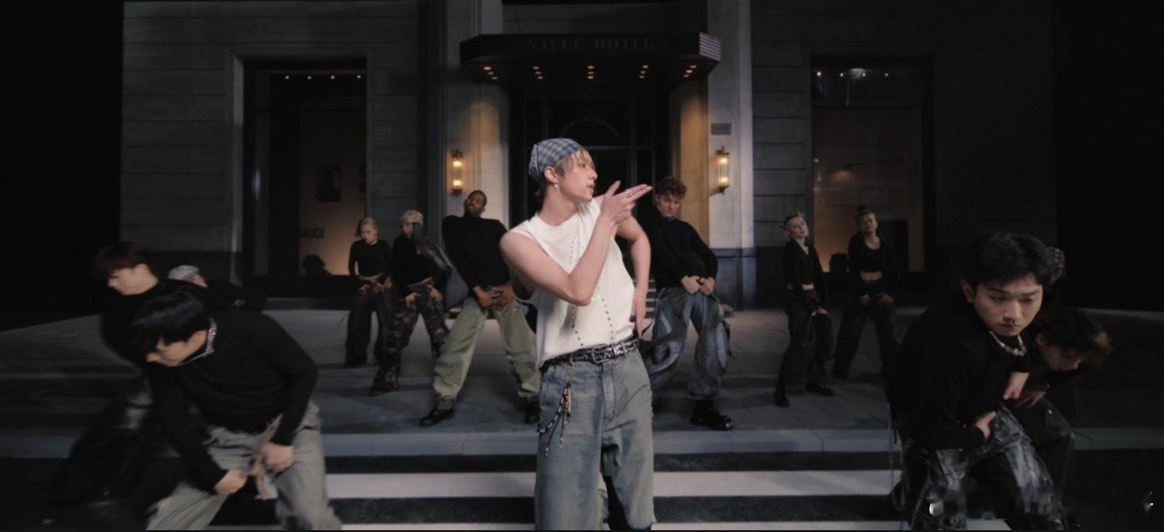 点开刘耀文舞蹈版MV直接被帅到失语！每一次卡点，每一个wave都在勾引，头巾裹着