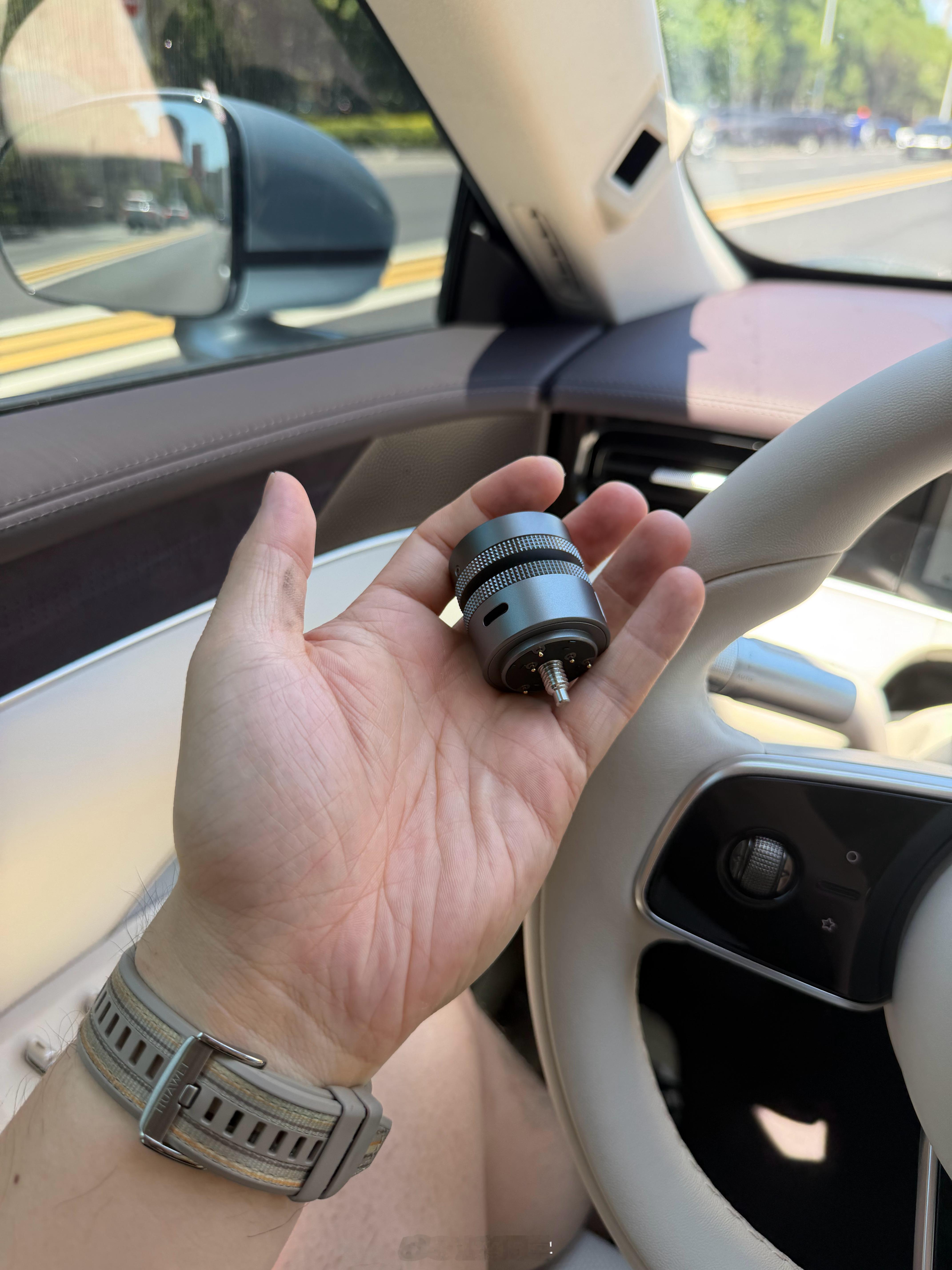 尚界Z7T 的拓展接口到了，这样长途旅行可以用这个架机位了，还有充电接口真不错鸿