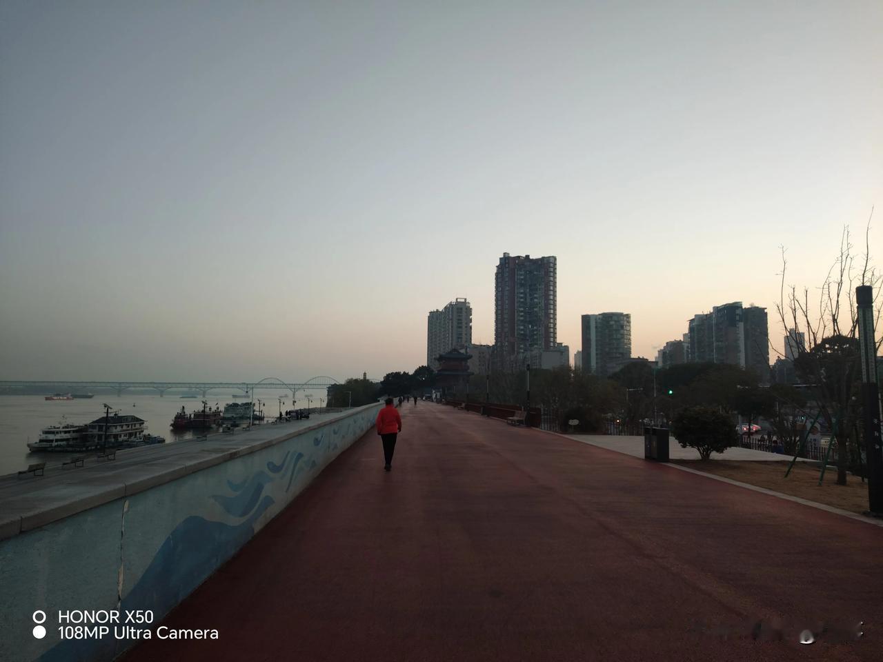 记录我的20262026年1月9日长江岸边晨练迎日出