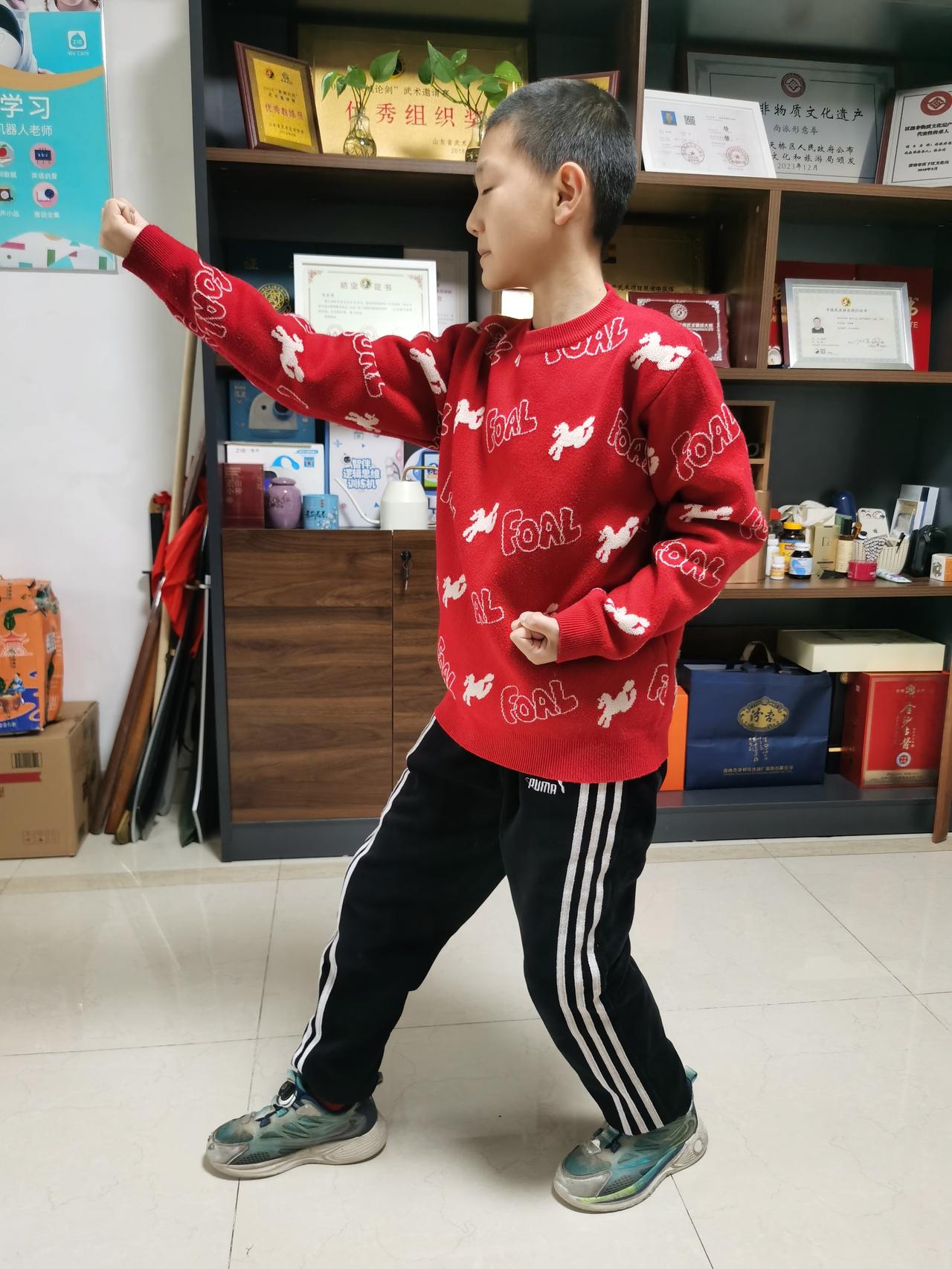 寒假最后一练。下一天一夜的雨雪，道路泥泞，家长带领孩子们克服困难来工作室练功。传