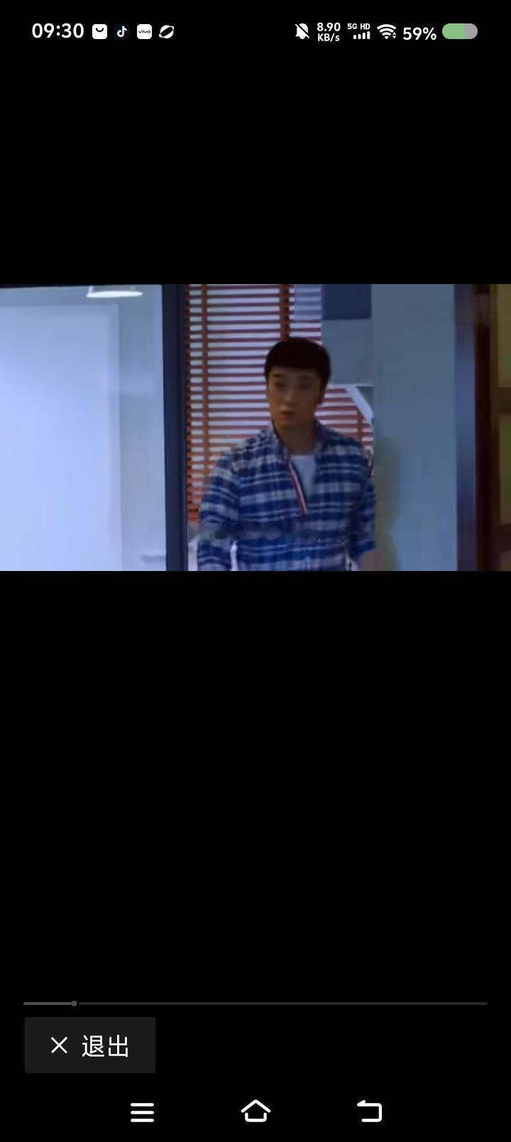 胡歌、万茜，你俩太不小心了！——
电视剧里，胡歌、万茜有了事实。朋友来了，要打扫