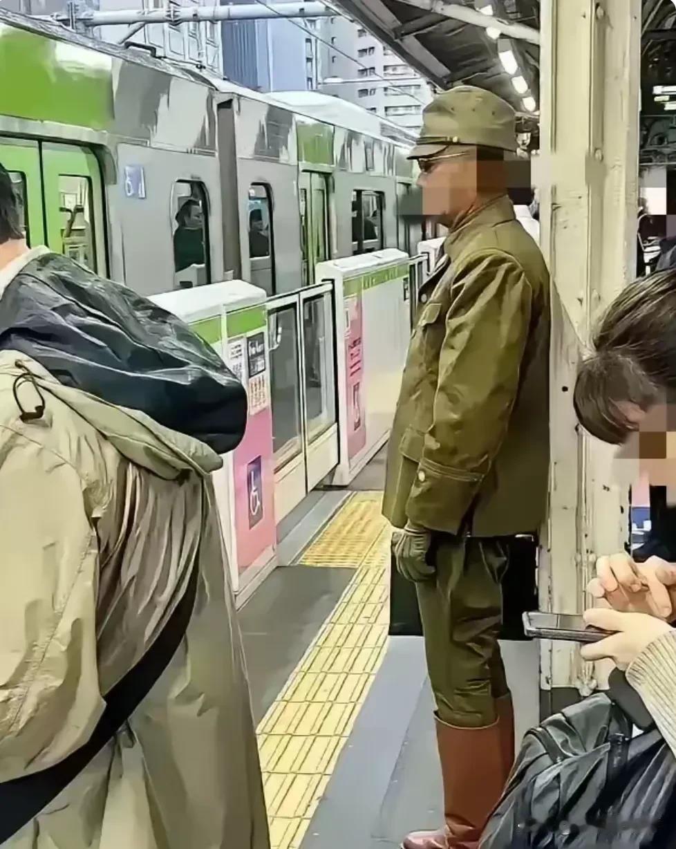 地铁旁，一个穿着旧式皇军衣服的人正在等车。
#地铁遇到这一幕# 
这应该是在日本