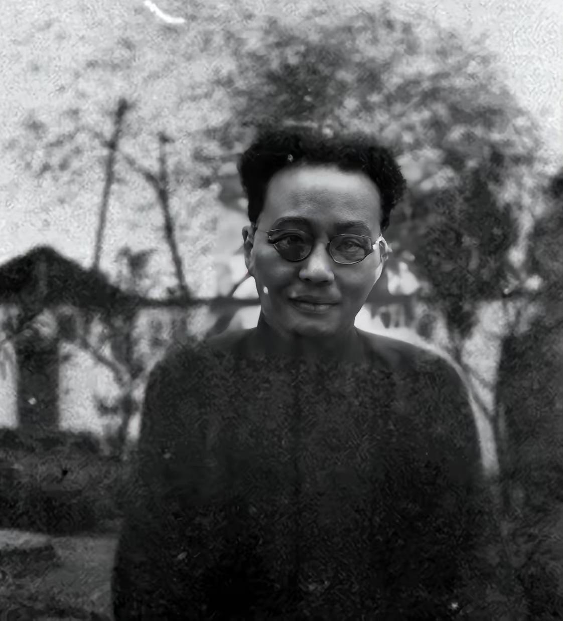 1975年，周养浩特赦后非要去台湾投奔蒋介石，刚到香港蒋介石就死了，他在酒店等了