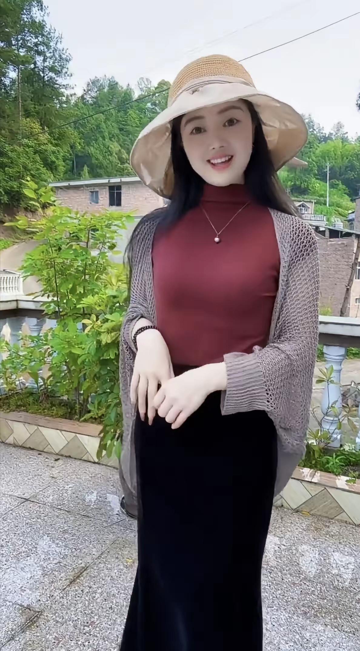 捣练子·出山乡女
山野雀，旧时容，
一朝出谷换新踪。
衣衫学尽城中样，
开口依然