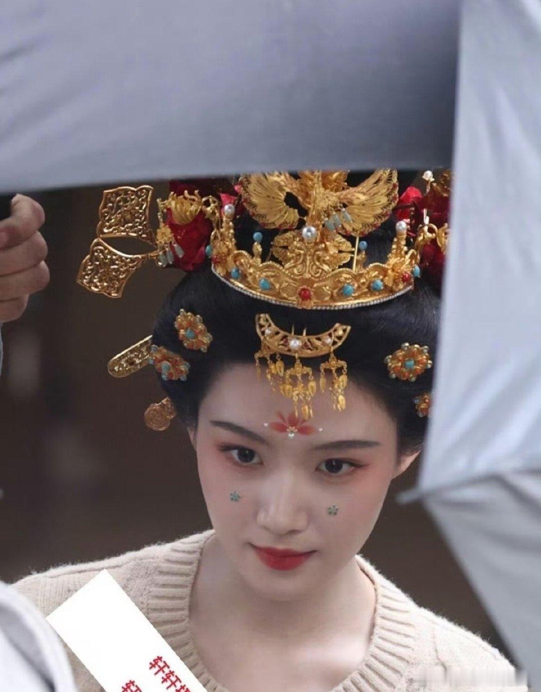 卢昱晓《何不同舟渡》大婚造型出妆，明艳又大气！！