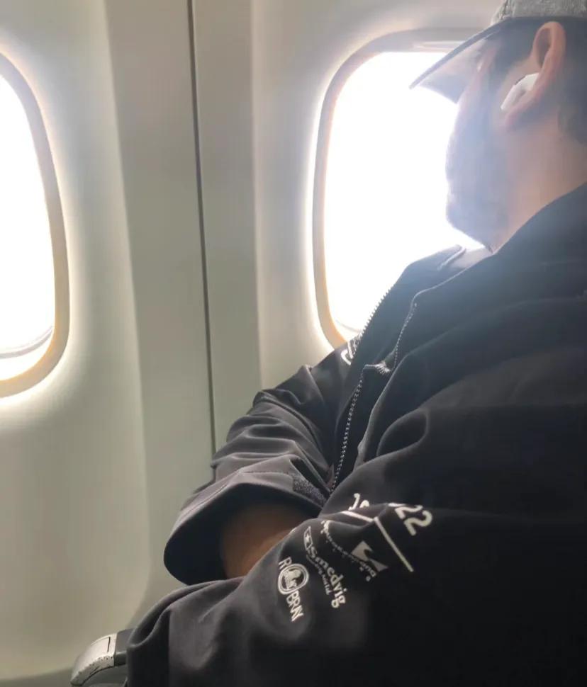 马来到泰国的航班上，一位毫无华裔血统的混血，正在旁边追国产宫廷剧。当得知此剧在国