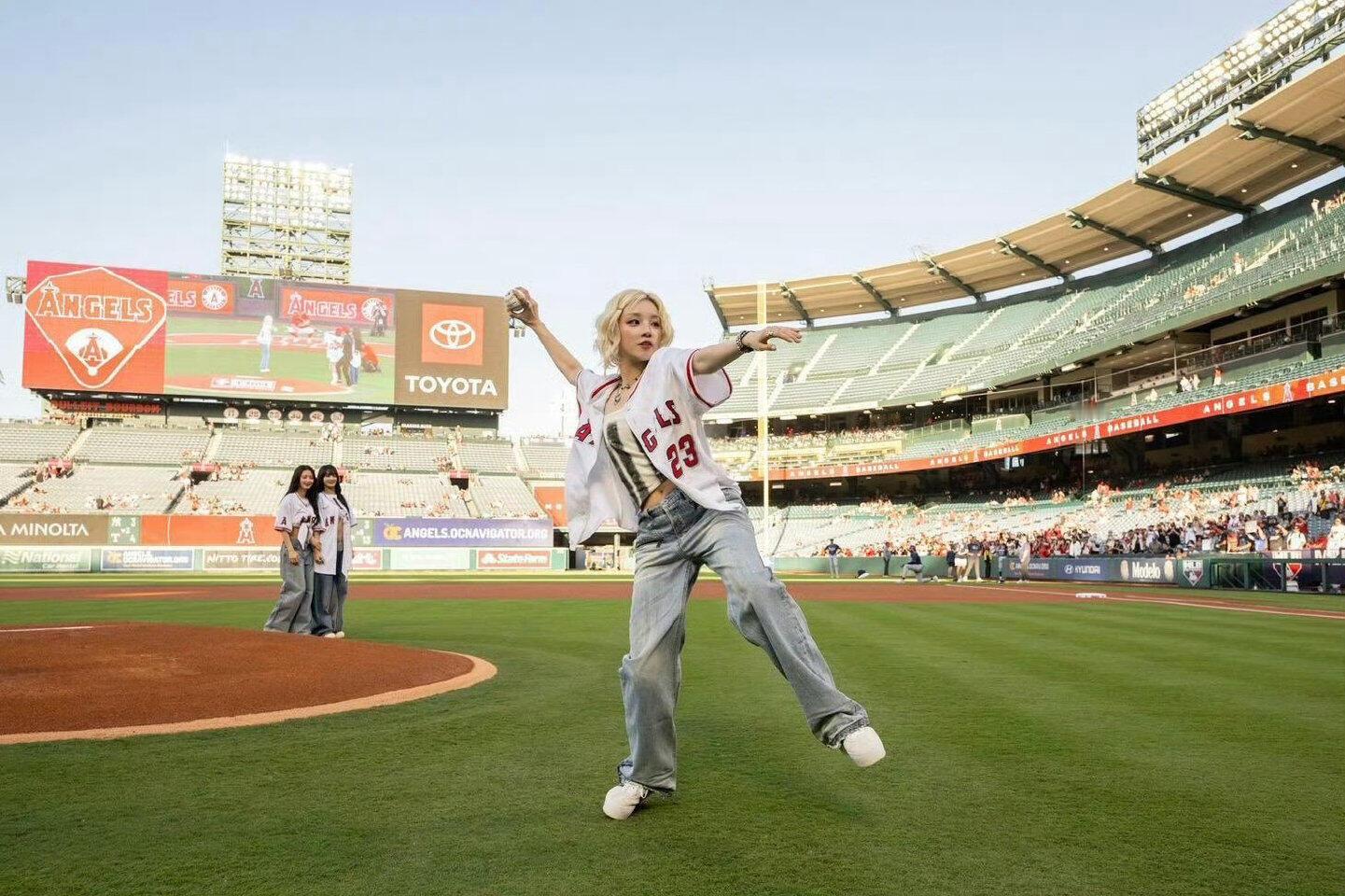 宋雨琦应该是mlb职业棒球联赛第一个能够发球的中国女艺人吧[憧憬] ​​​