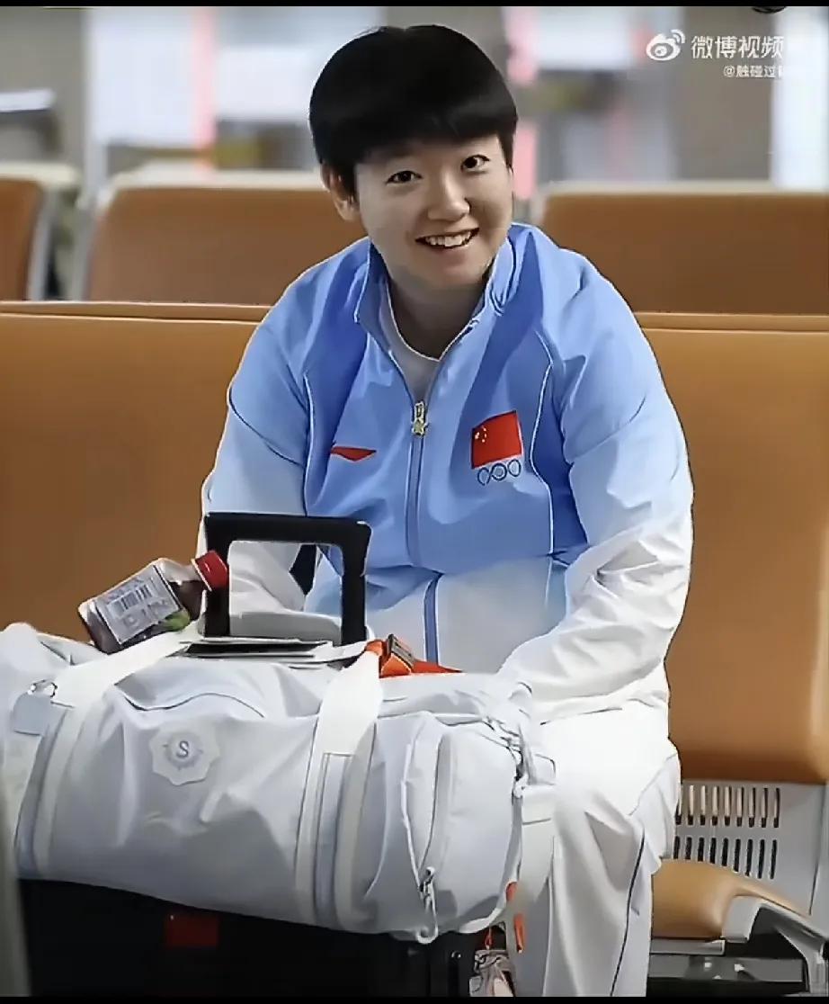 孙颖莎，王楚钦，回国机场的状态不错看到了他们的笑容，这次亚运会他们成熟了很多改变