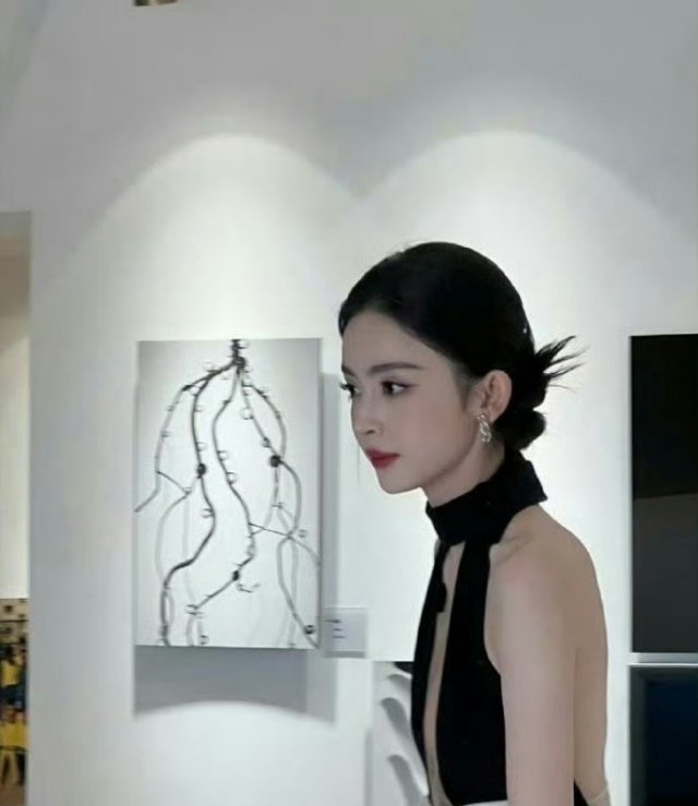娜扎气质太绝，一站定，旁人都不敢轻易靠近 。 