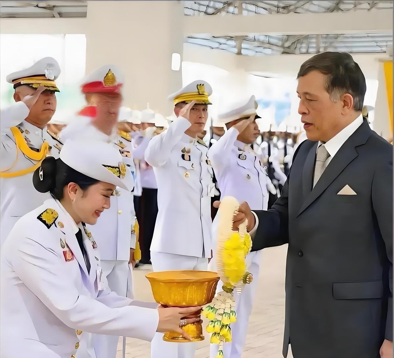 即使佩通坦辞去了为泰党的党魁职位，无官一身轻，但依然非常忙碌，陪泰王应酬。

当