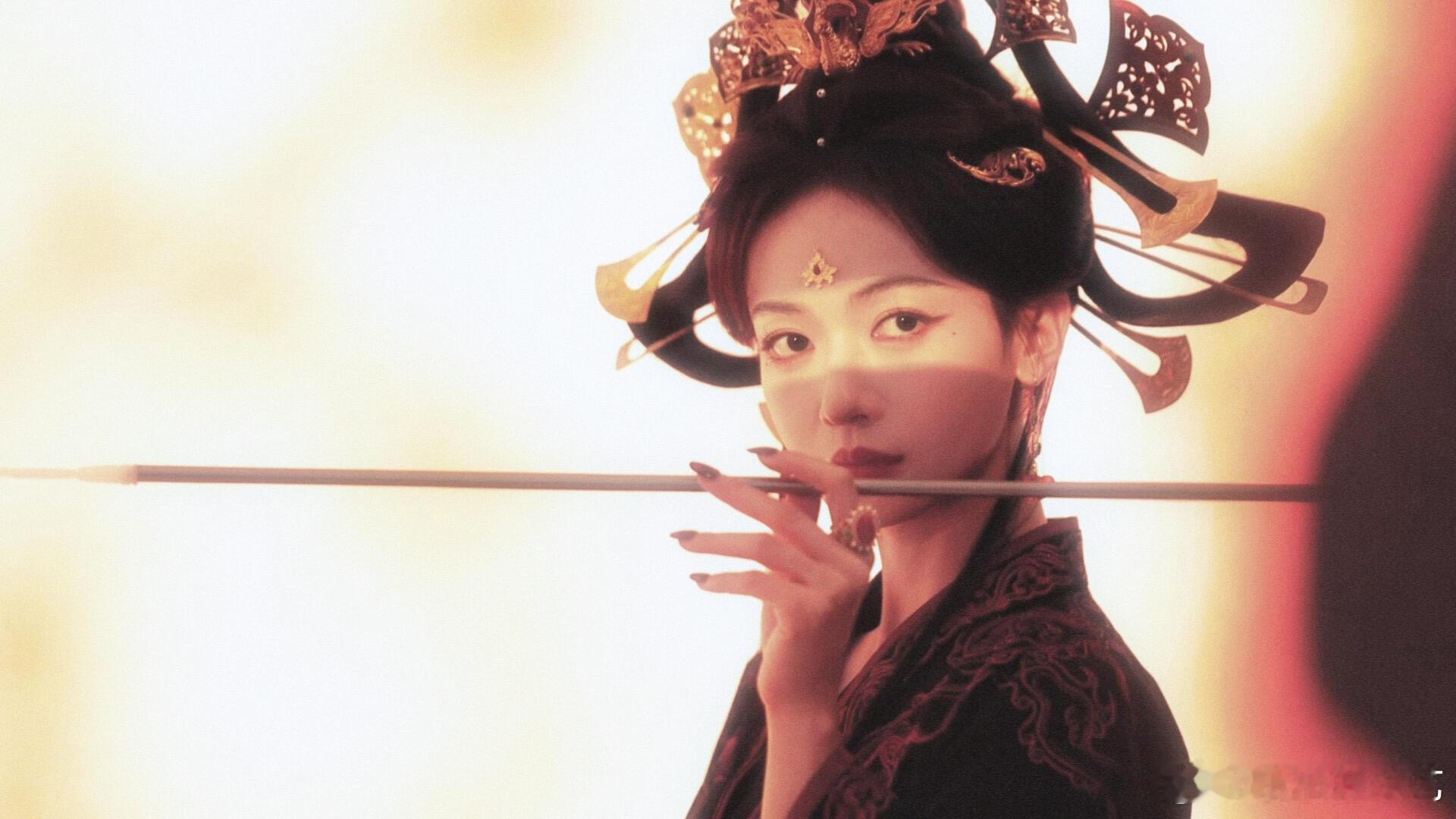 吴谨言新剧魏晋风造型 从造型细节看吴谨言的新剧：发饰的设计融合了魏晋特色，服饰的