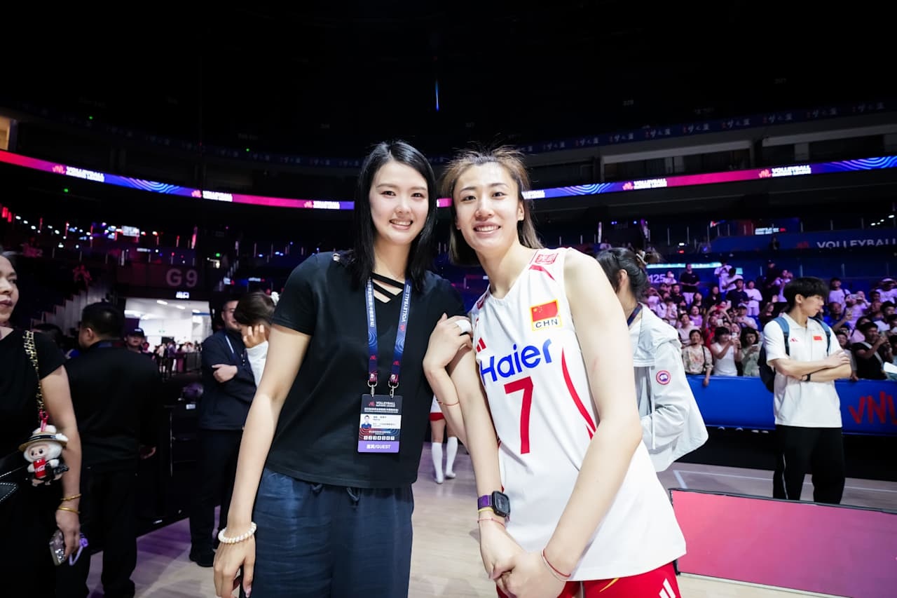 一些赛后时刻📷奥芊和中楠比手势🤲🏻副攻Line👭宝和媛🙌🏻中国女排3