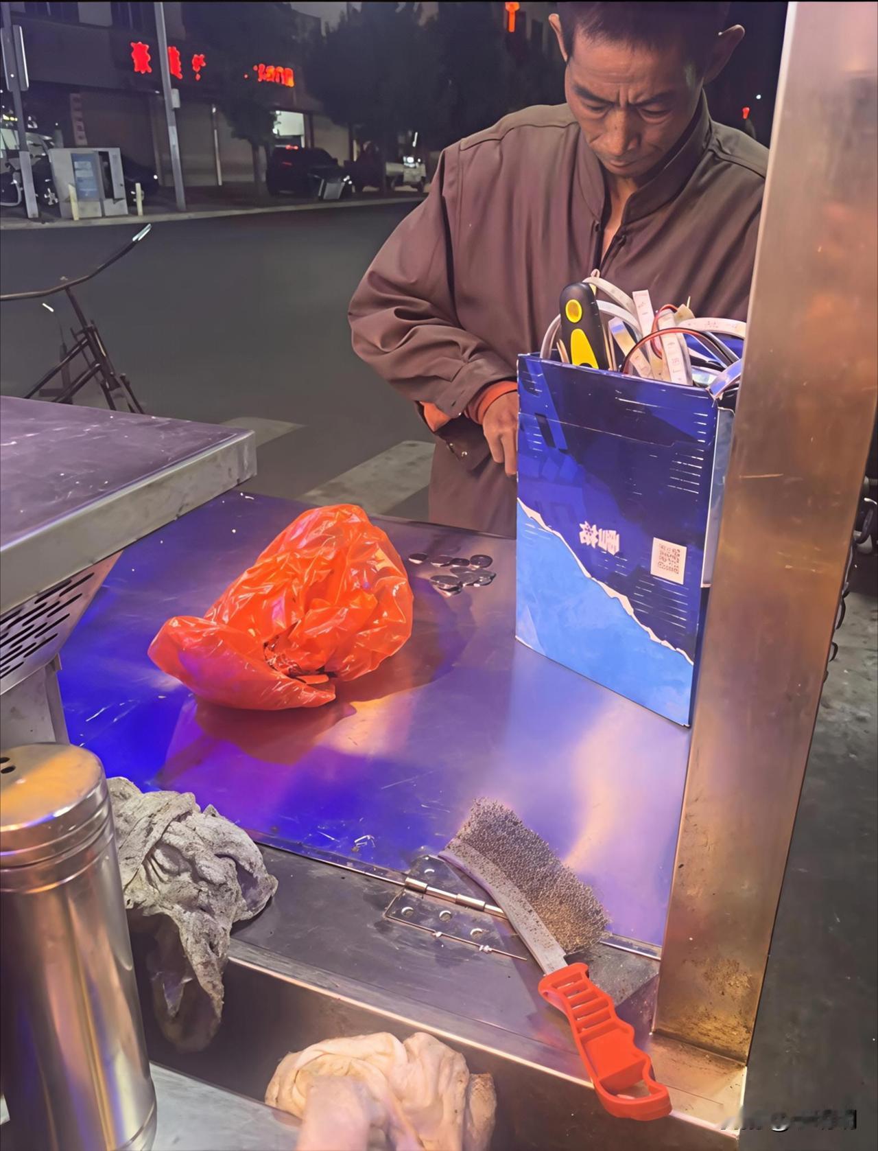 不知道谁家的父亲，今晚来到摊子前。他说想尝尝烧烤，从来没吃过，颤巍巍点了一些，一