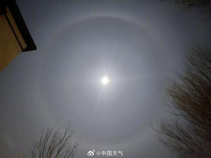 北京同一天先出日晕又现月晕 【 北京夜晚上空月亮有了超大美瞳 】继白天出现日晕+