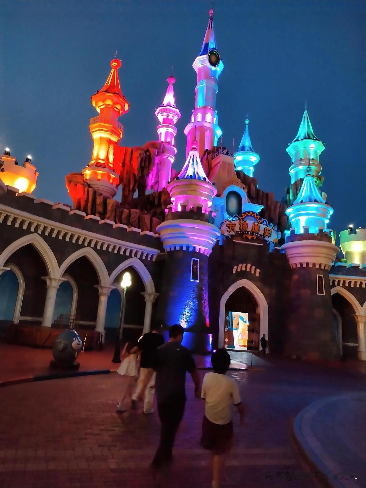 夜幕刚落，方特城堡就像被施了魔法，一下子亮了起来。

红的、粉的、蓝的、绿的灯光