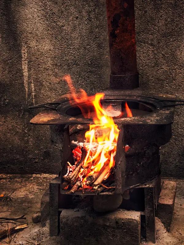 蒙山高峻，沂水悠长，我为亲人熬煮鸡汤。添一捧蒙山柴薪，炉火愈显旺盛；舀一瓢沂河清