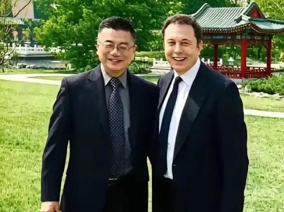 敢叫板懂王的马斯克，唯独对这位上海老同学甘拜下风！
很多人都以为马斯克哪怕在硅谷