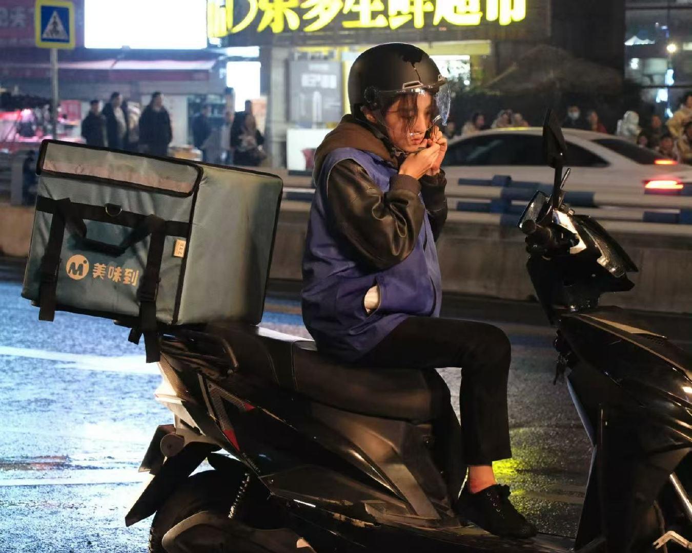 集合监督张子枫穿袜子秋雪漫过的冬天 剧粉集体在线监督，周遇安的脚踝怎么就总露在外