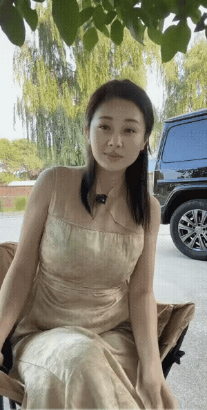 开车累了下来歇会儿，我美不美？大家看我膝盖淤青咋整的吗？[呲牙]
（网频）
