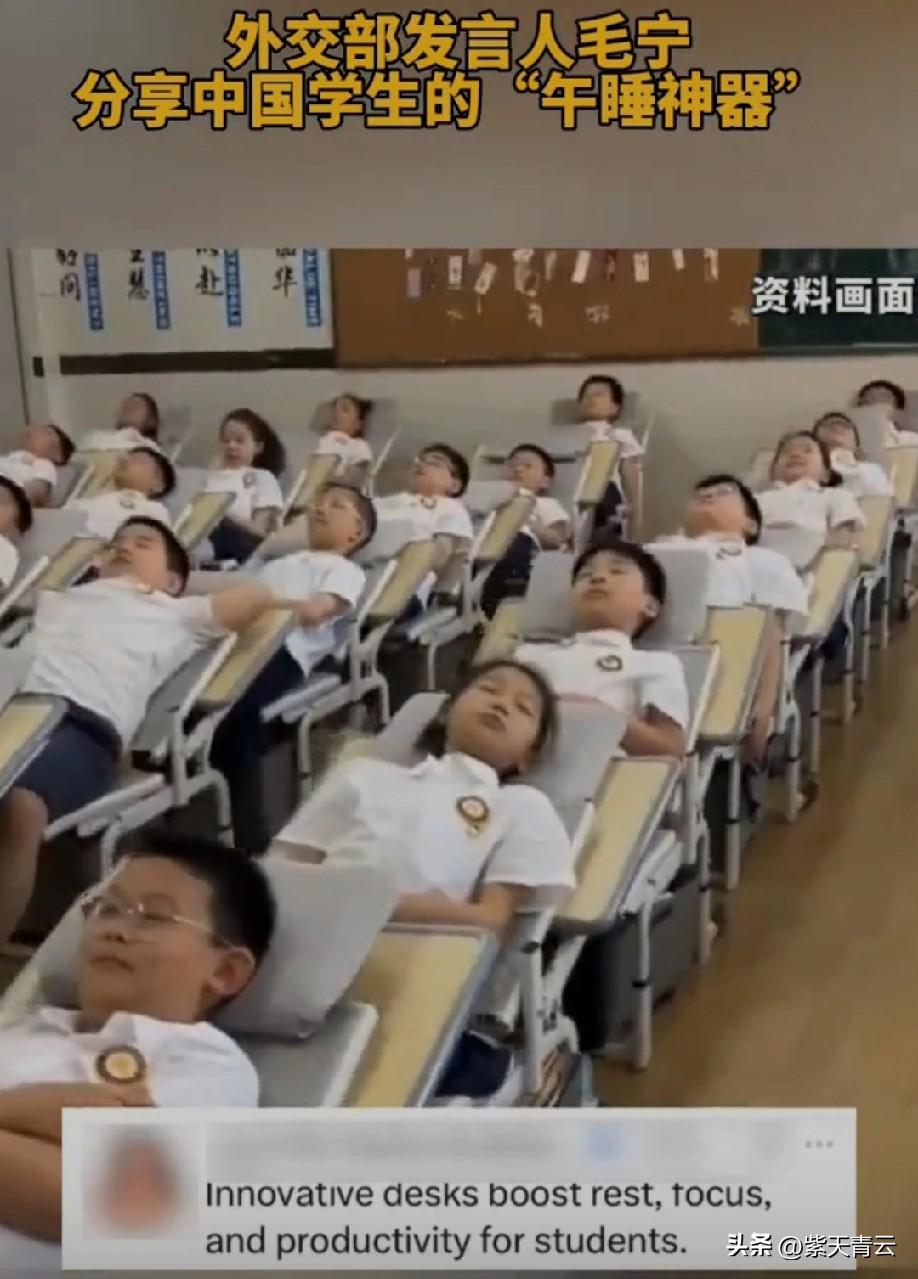 我们当年上学的时候，桌面和抽屉放满了书，想这样把桌子斜放去午睡，可不容易办到！