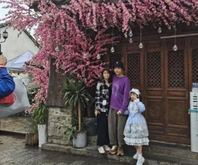 洪欣与张丹峰一家三口罕见地出现在同一镜头下，他们在草原度假时展现了幸福的样子，这