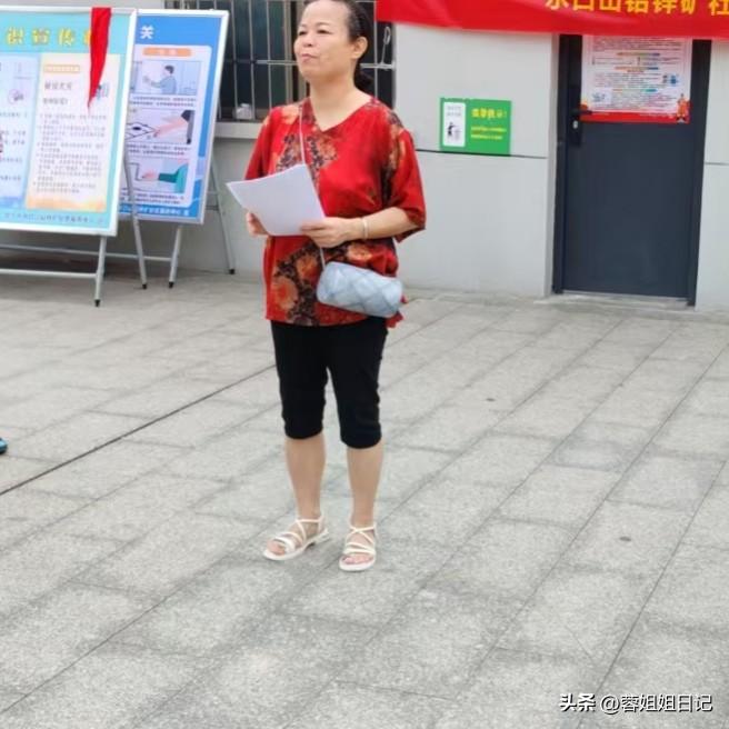 我最怕晒黑了。我最满意我的长相就是浓密乌黑的头发、大大的杏仁眼、长长的睫毛、白嫩