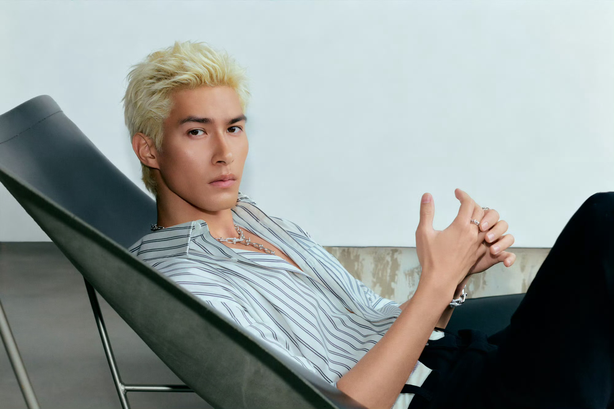 米卡 in Tiffany 💎 今日活动造型图，条纹衬衫配金发，佩戴HardW