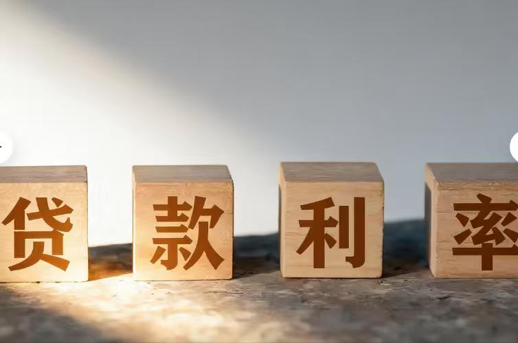 一位经济学家说：
“当一个国家的银行利率很低的时候，应该选择存钱，因为这个时候钱