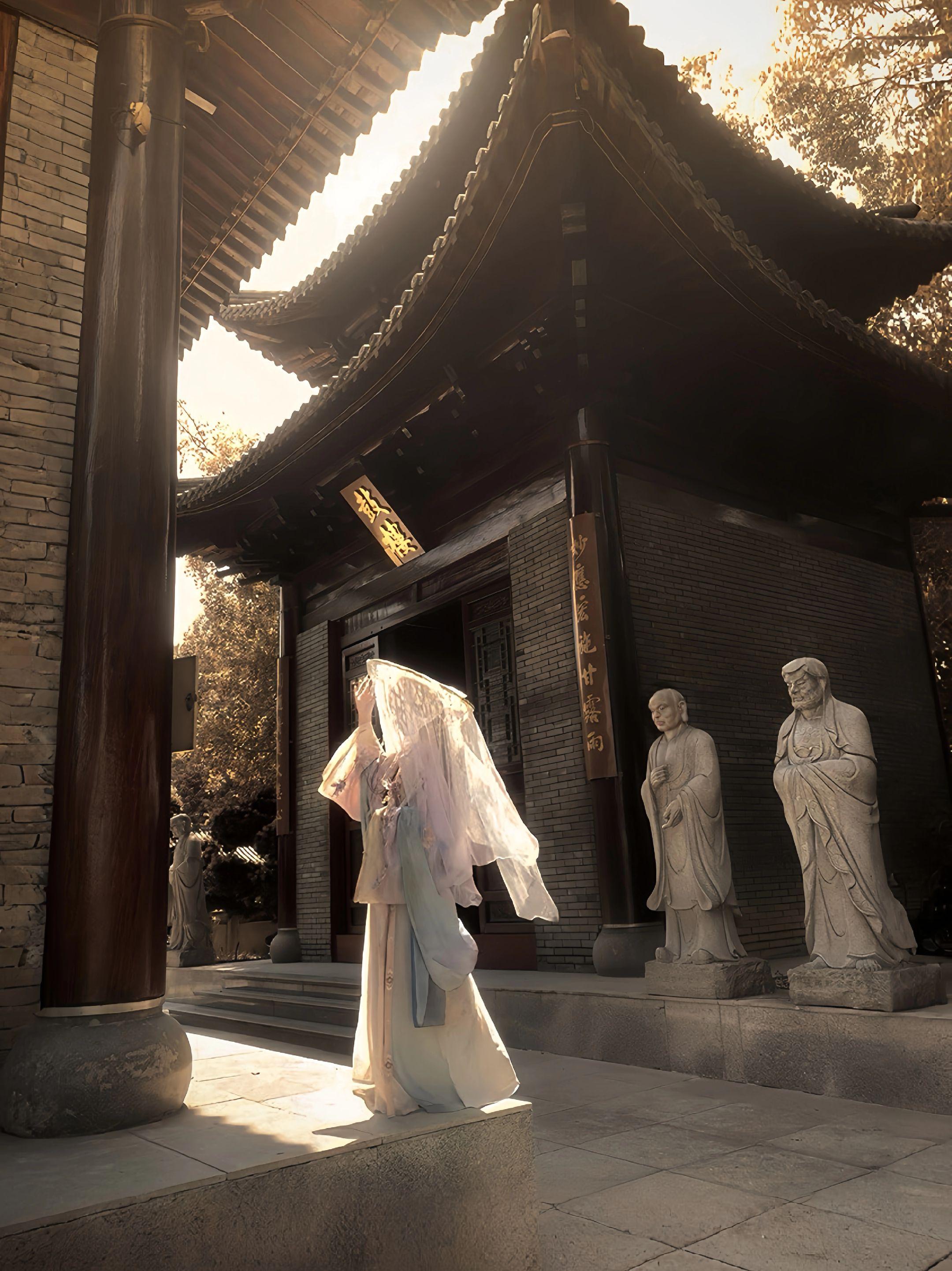 “为君赠珠钗，遥遥抵作相思债”