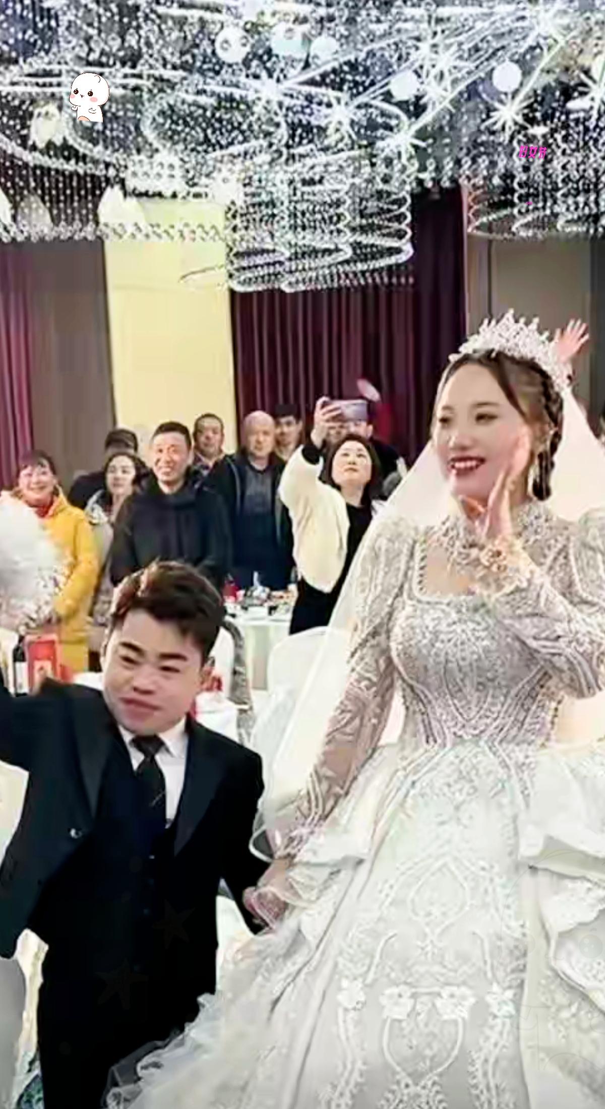 真的被惊到了！山东1米28小伙，拿出188万彩礼再加一辆迈巴赫，终于迎娶心爱之人