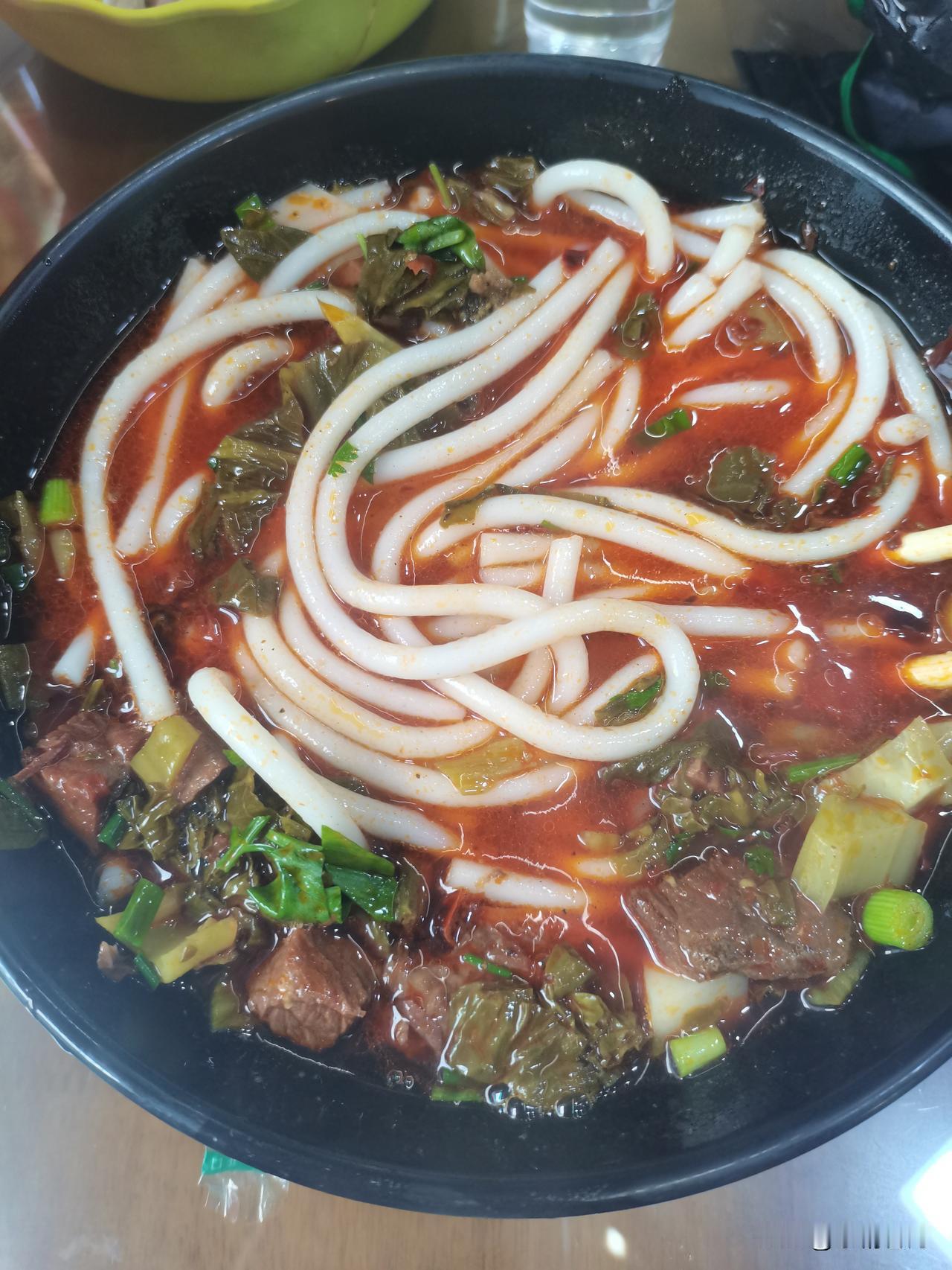 今天中午嗦粉，平时下班总懒得做饭，天天靠外卖凑活，吃久了总觉得少点烟火气。今天索
