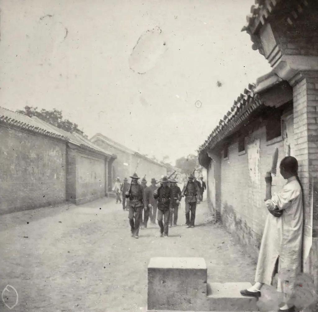 #老照片# 1900年8月15日北京沦陷于八国联军之后老照片1、北京街头的八国联