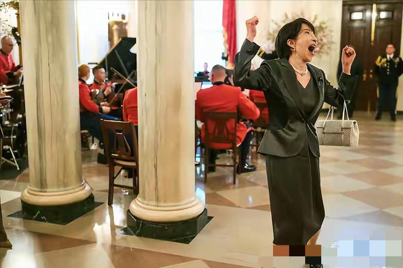 两天过去，日本网友全在骂：自家首相失态照竟被美方放在头版
在美国总统特朗普身旁，