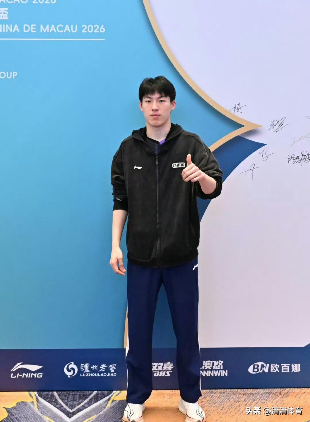 温瑞博·澳门世界杯欢迎晚宴现场📸
 
小将温瑞博好精神呀！对着镜头竖起大拇指，