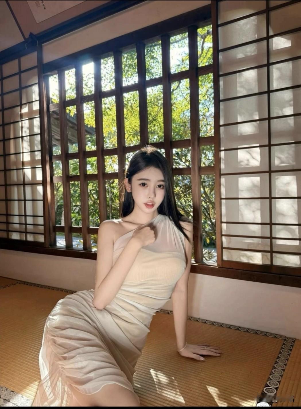 美图欣赏，看图写诗

《庭园清影》
七言绝句

窗棂筛影漾金辉，
庭畔凌波衣袂微