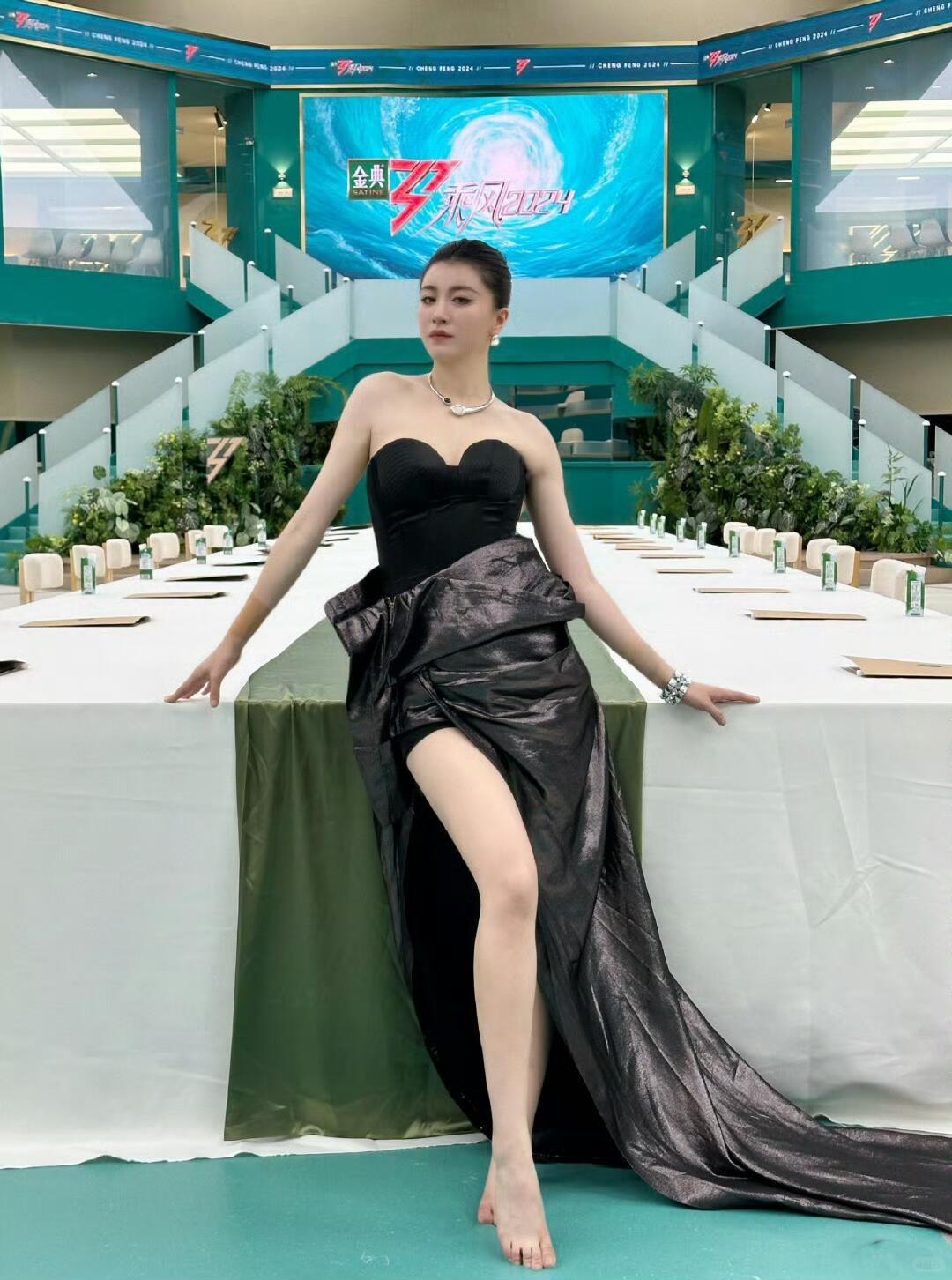 有网友爆料说李嘉格参加完《浪姐》就和车澈离婚了。这事儿一出来，不少人又想起 “浪