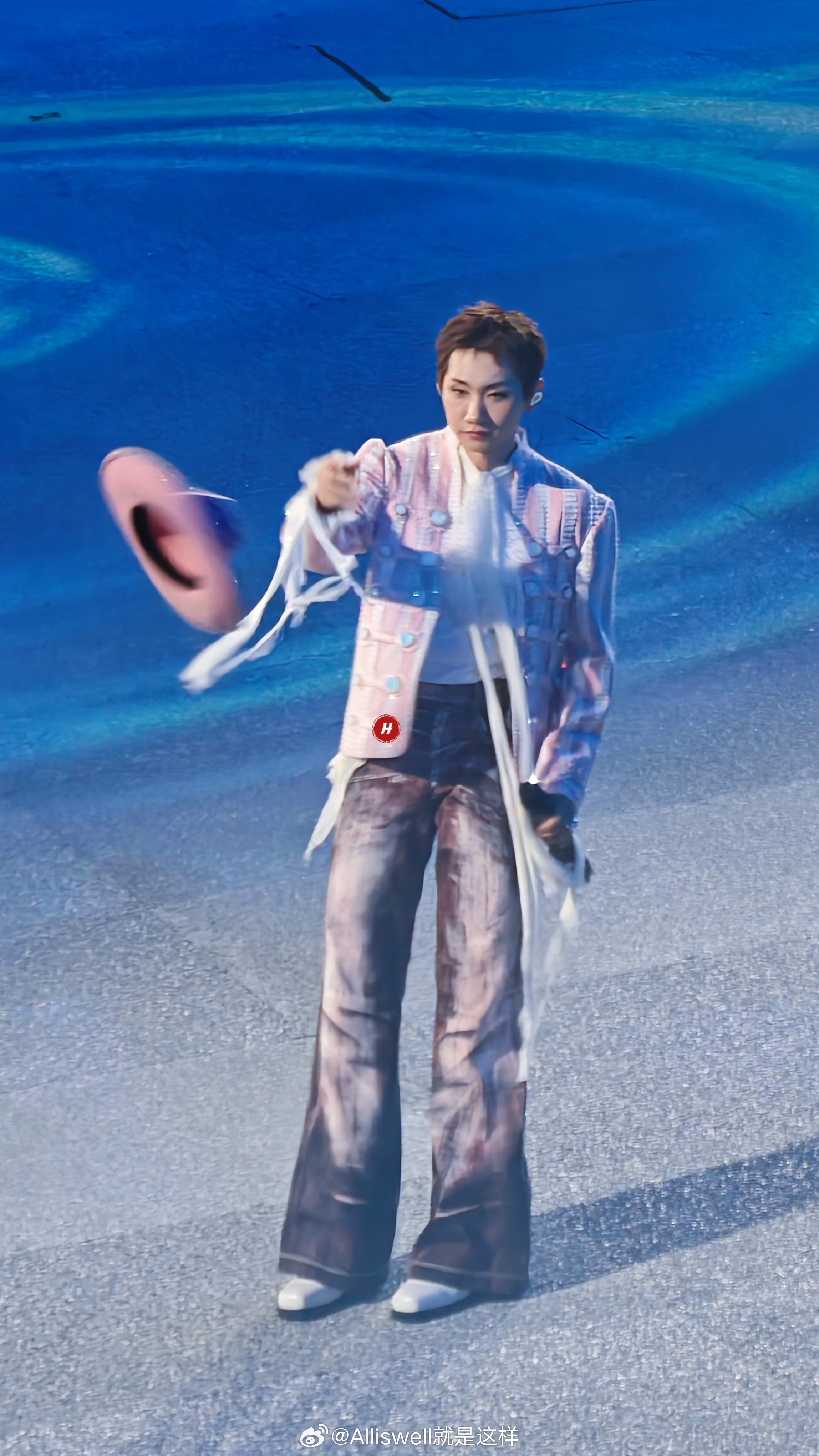 是的，无论坐在哪儿，都是抓拍扔帽子的天才 ​​​