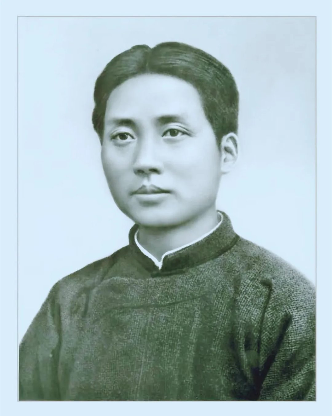 1925年，32岁时的毛泽东同志。那个时候还穿着长衫。 