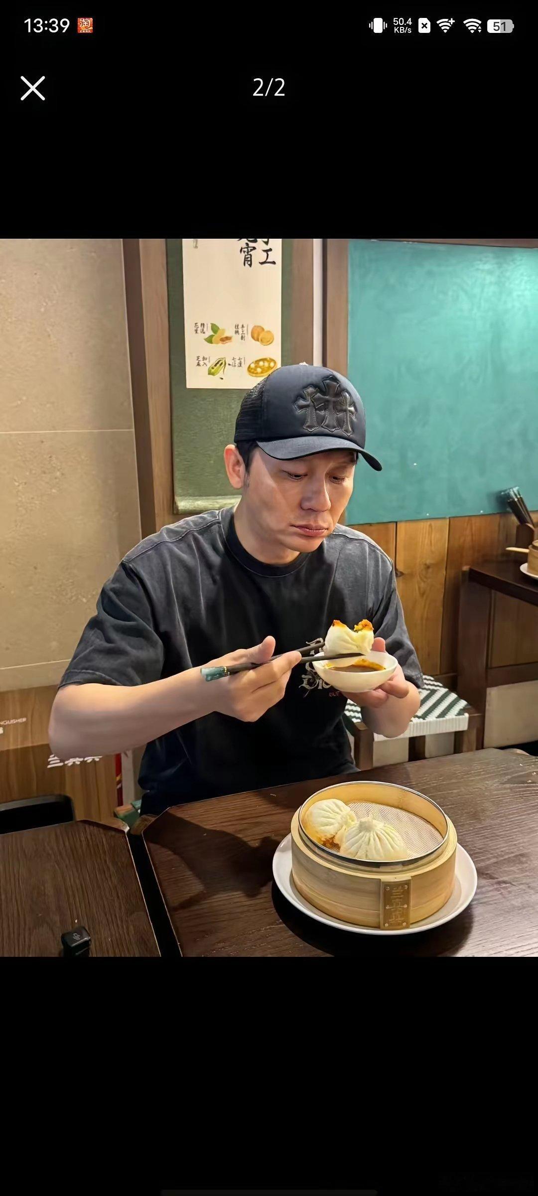 47岁的李晨在上海吃包子被偶遇，私下不化妆的他真的是没有眉毛，也许是年纪大了的原