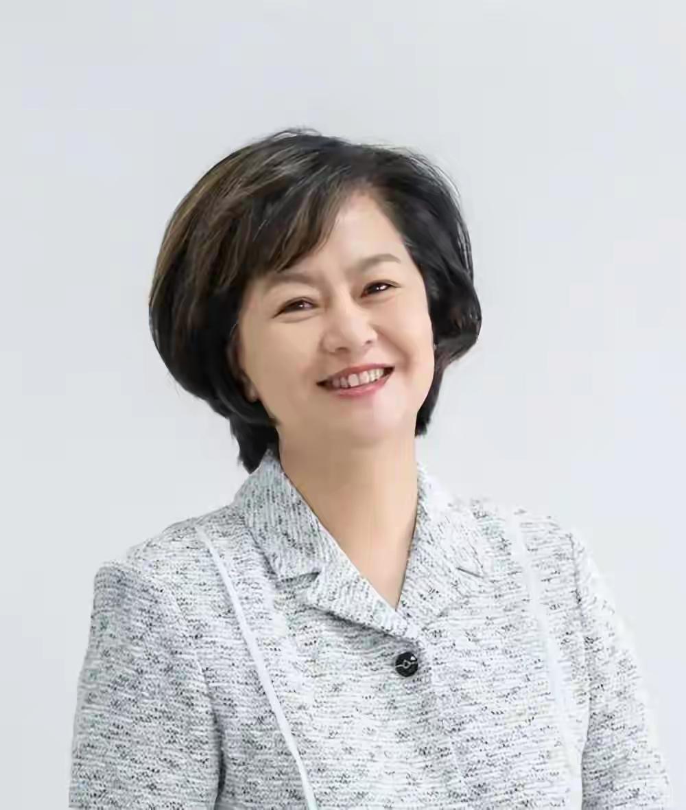 2026年六一鞠萍姐姐退休，这消息一出来，无数80、90后直呼“童年毕业了”。大