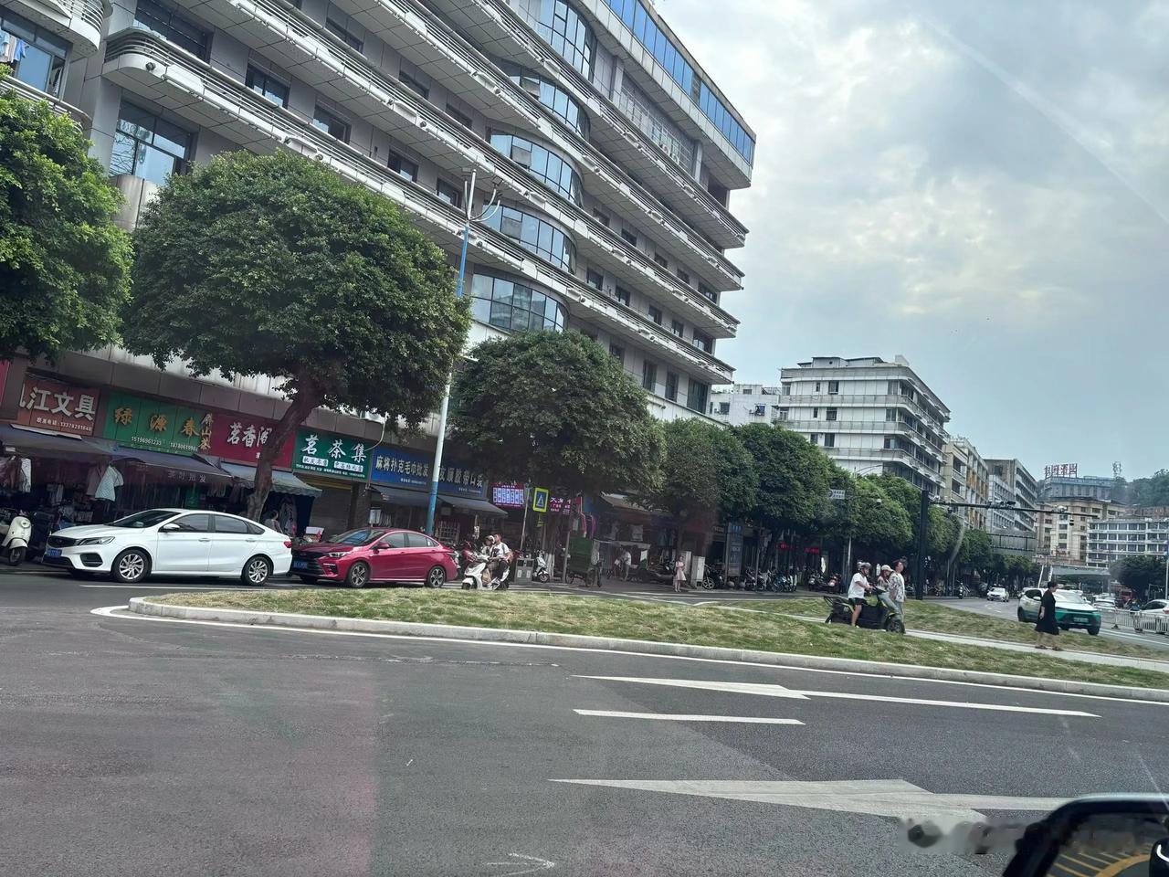 宜宾网友吐槽西郊路段：这个地方看了风水的啊？必须要整个花园？以前就是花园两根道都
