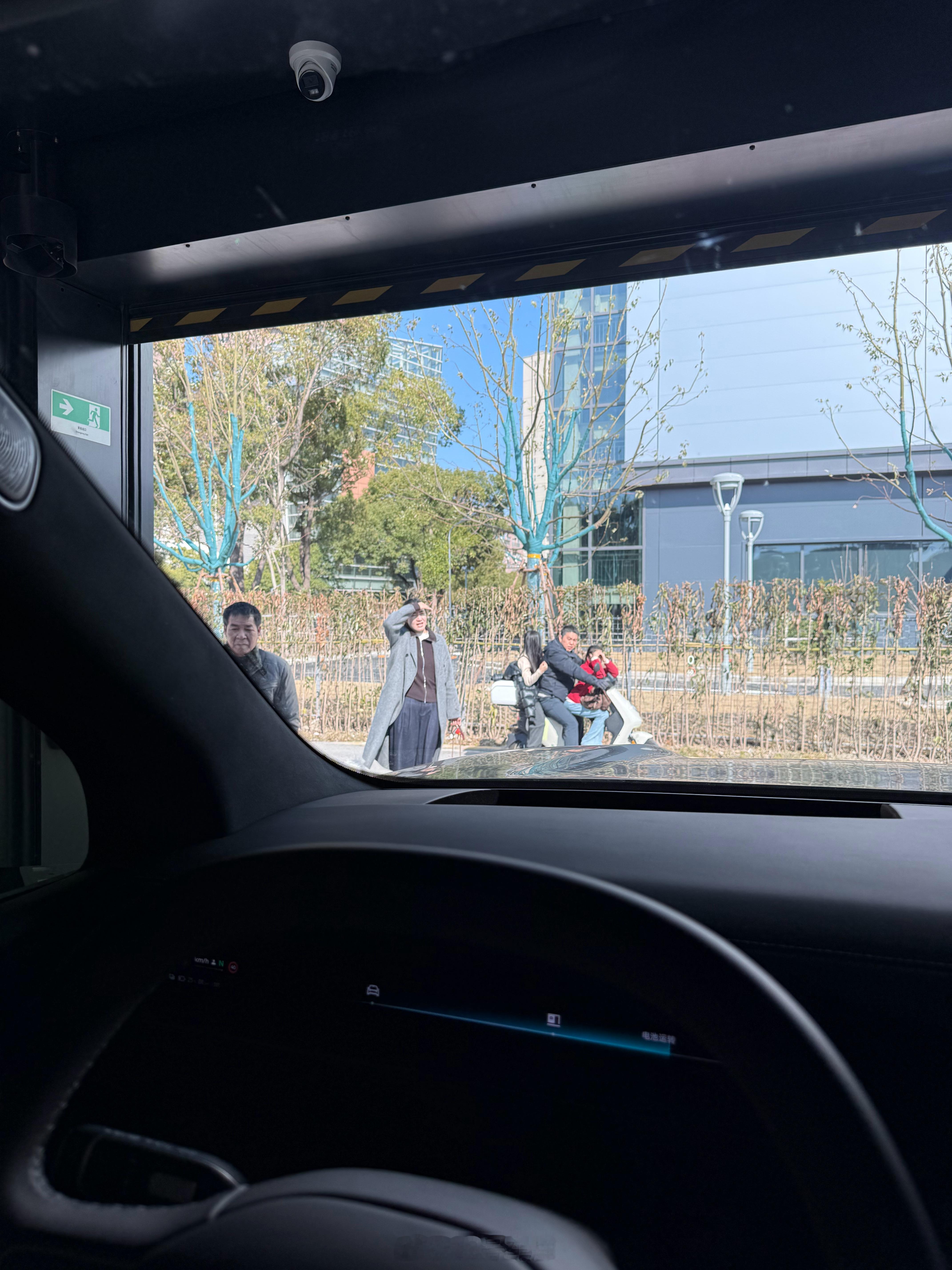 没想到，在上海换电还能被围观，一直以为大家对换电都习以为常了42how新能源汽车